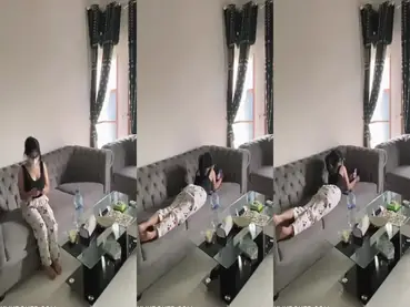 Dokumentasi Gadis Cantik Bersantai Di Ruang Tamu
