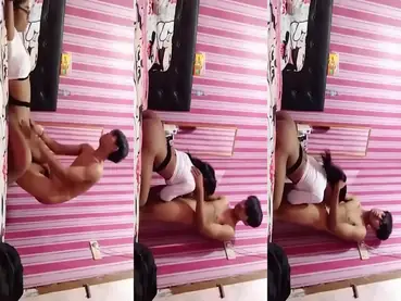 Gadis Cantik Pasrah Goyang Kasur Berisik